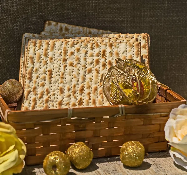바구니에 마차트는 배경에 기념품 사과와 장미를 담았다 유대계 유대인이다 유월절 — 스톡 사진