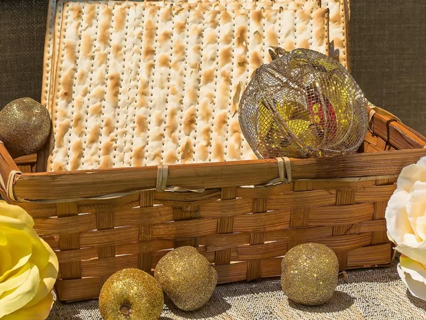 Matzot Proutěném Koši Suvenýry Růžemi Černém Pozadí Pesach Židovský Velikonoce — Stock fotografie