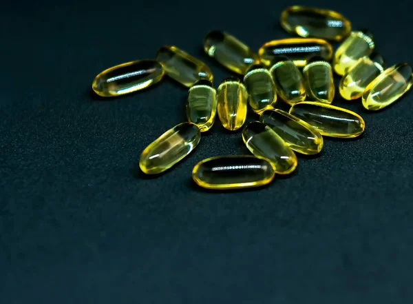 Fish Oil Kapszulák Tabletták Palack Sötét Háttérrel Omega Szelektív Fókusz — Stock Fotó