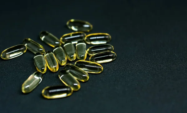 Fish Oil Kapszulák Tabletták Palack Sötét Háttérrel Omega Szelektív Fókusz — Stock Fotó