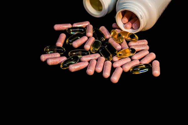 Vitamini Omega Vitamini Karanlık Arka Planda Hap Şişesi Seçici Odak — Stok fotoğraf