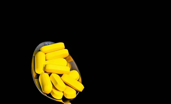 Vitamin Dalam Sendok Pada Latar Belakang Hitam Konsep Farmasi Fokus — Stok Foto