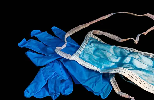 Weiße Antivirus Maske Und Blaue Latexhandschuhe Auf Dunklem Hintergrund Selektiver — Stockfoto