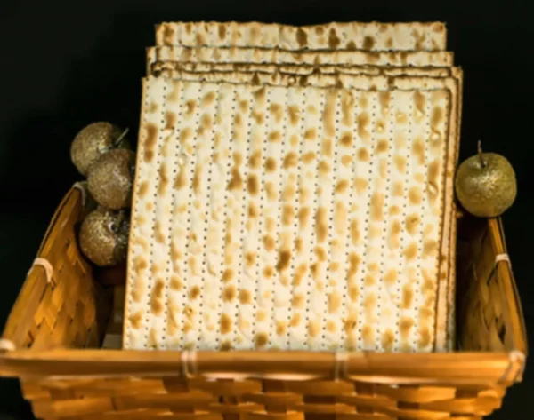 바구니에 마차트는 배경에 기념품 사과와 장미를 담았다 유대계 유대인이다 유월절 — 스톡 사진