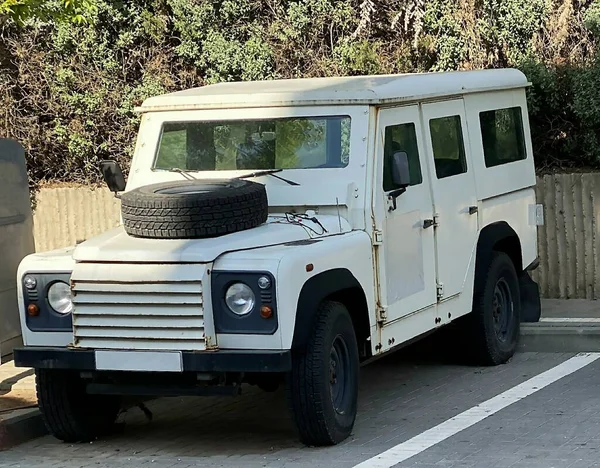 News Car Con Vetri Antiproiettile Blindati Ruota Scorta Sul Cofano — Foto Stock