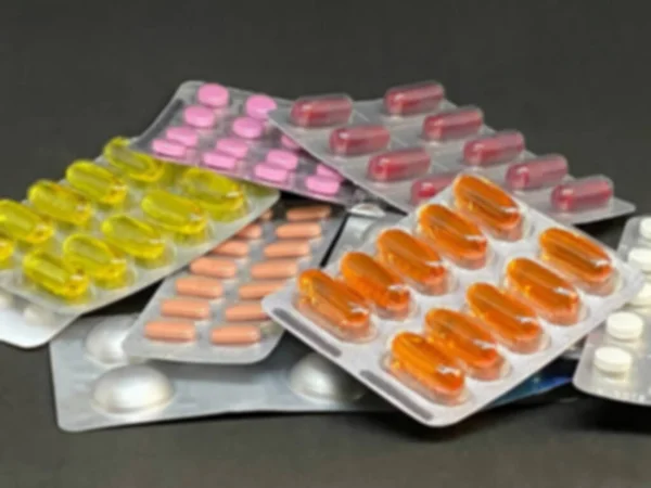 Pile Pilules Vitamines Plaquettes Thermoformées Sur Fond Sombre Avec Espace — Photo