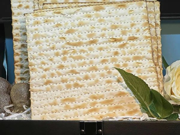 Pesach Yahudi Paskalyası Hamursuz Bayramı Hediyelik Deri Sandıkta Elma Güllerle — Stok fotoğraf