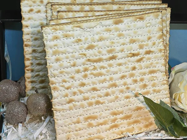 佩萨奇 犹太人的东方 逾越节的宴会 在礼品盒里的Matzah 有纪念品苹果和玫瑰 — 图库照片