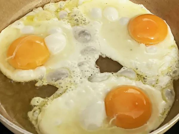 Bovenaanzicht Van Koekenpan Met Twee Gebakken Eieren — Stockfoto