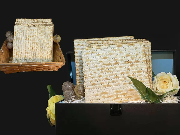 Pessach Jüdisches Osterfest Pessach Fest Matzah Geschenklederbrust Und Weidenkorb Mit — Stockfoto