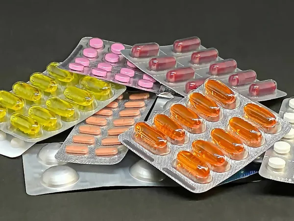 Kabarcık Paketlerindeki Haplar Vitaminler Fotokopi Alanı Ile Birlikte Koyu Arka — Stok fotoğraf