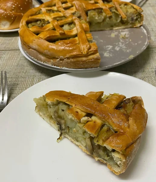 Bella Gustosa Torta Crostata Con Funghi Patate Erbe Cipolle Sul — Foto Stock