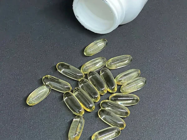 Fish Oil Cápsulas Pastillas Botella Sobre Fondo Oscuro Omega Enfoque — Foto de Stock