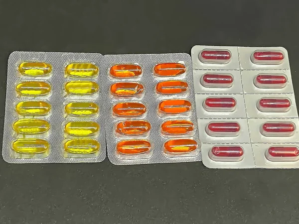 Pilha Comprimidos Vitaminas Embalagens Blister Fundo Escuro Com Espaço Cópia — Fotografia de Stock