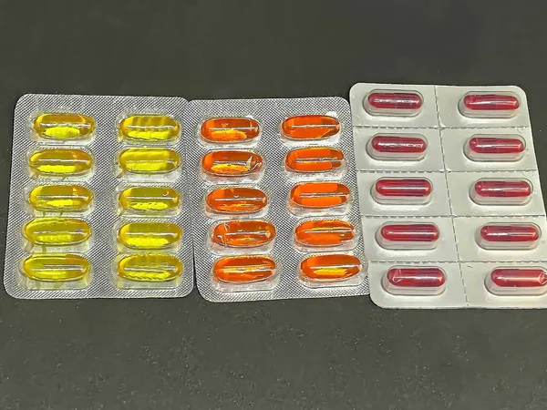 Montón Pastillas Vitaminas Blísters Sobre Fondo Oscuro Con Espacio Para — Foto de Stock