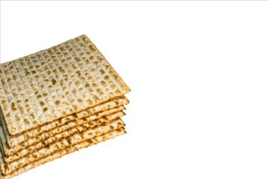 Yahudi hamursuz bayramında ekmek yerine Yahudi Matzah ekmeği. Beyaz arka planda Pesach matzo
