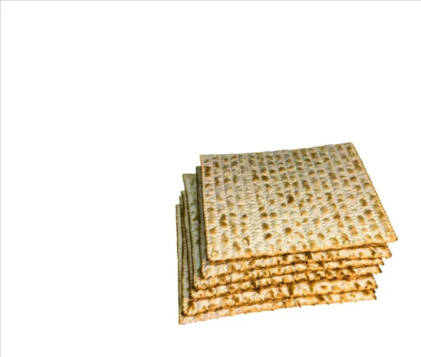 ユダヤ人のマツァのパンの山 ユダヤ人の過越の休日のパンの代わり 白を背景にしたエンドウ豆のマッツォ — ストック写真