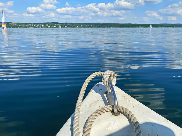 Paseos Barco Por Hermoso Lago Cielo Azul Agradable Paisaje Verde —  Fotos de Stock