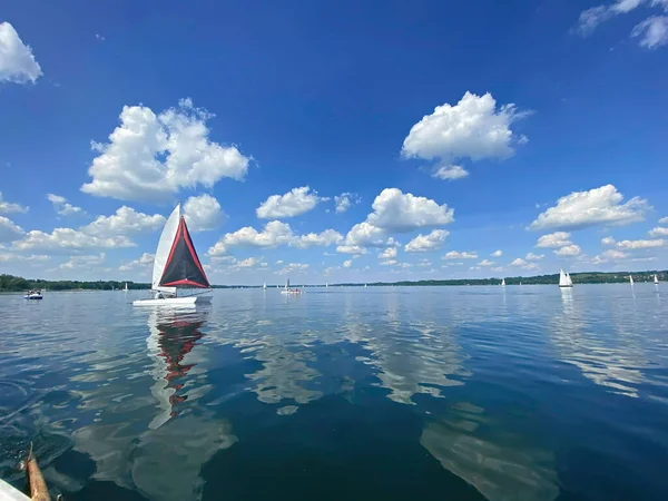 Velero Hermoso Lago Cielo Azul Agradable Paisaje Verde Fondo Hermosa —  Fotos de Stock
