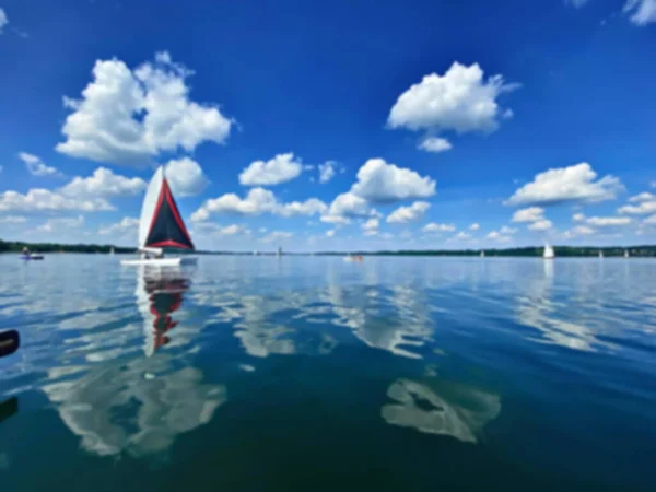 Żaglówka Pięknym Jeziorze Błękitnym Niebie Przyjemnym Zielonym Tle Krajobraz Piękne — Zdjęcie stockowe