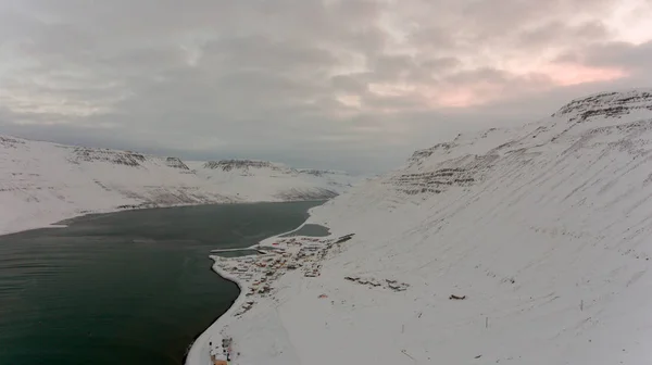 Drone tarafından küçük köy-gün batımı — Stok fotoğraf