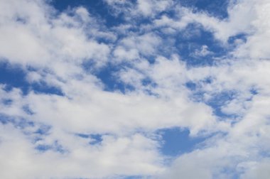 Bulutlu mavi gökyüzü