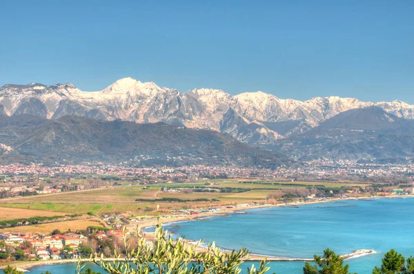 Karlı Apuan Alps ve Ligurya Rivierası