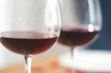 Akşam yemeği masada şarap bardakları