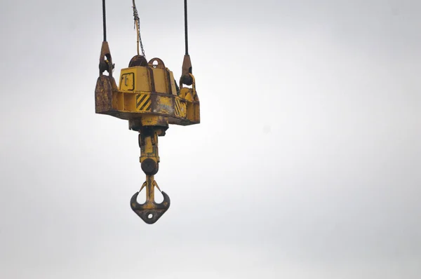 Metalen kraan haak opgehangen in de lucht — Stockfoto