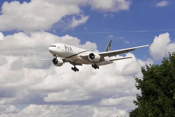 Paquistão International Airlines Boeing terras em Heathrow — Fotografia de Stock