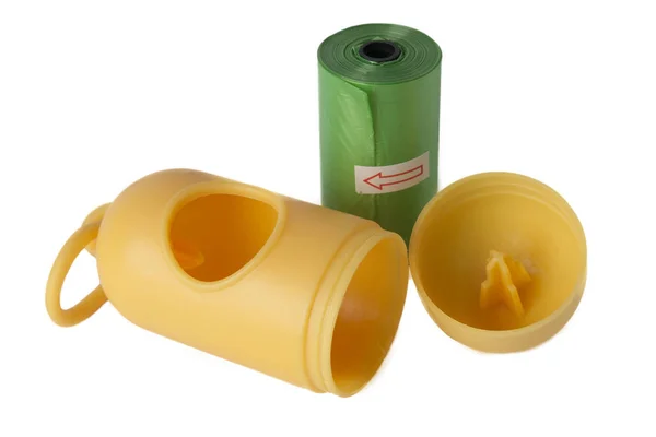 Köpek atık torbaları ve beyaz arka plan üzerinde izole dispenseri