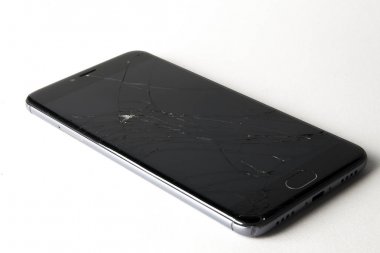 Bozuk akıllı telefon beyaz arkaplanda izole edildi