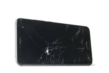 Bozuk akıllı telefon beyaz arkaplanda izole edildi