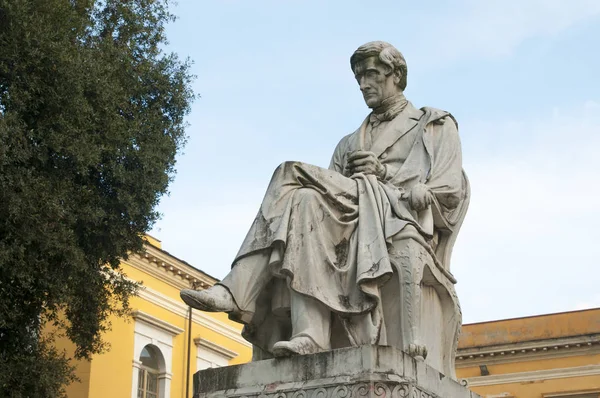 Carrara, Italia: Estatua de Pellegrino Rossi en la plaza conocida como P — Foto de Stock