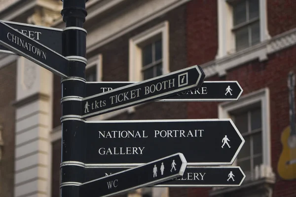 London street sign post ze wskazówkami do najbardziej popularnej loca — Zdjęcie stockowe