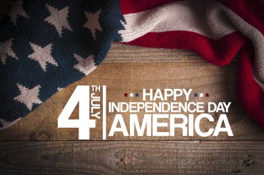 2020 Bağımsızlık Günü: Ahşap bir masada yıldızlar ve çizgiler eşarp