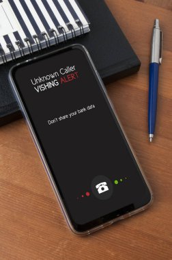Günlüğe yaslanmış bir akıllı telefon ve ahşap bir not defteri.