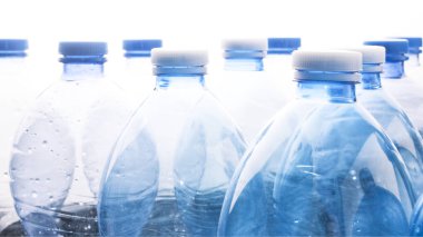 Geri dönüşüm konsepti: beyaz sırtlı boş mavi su plastik şişesi
