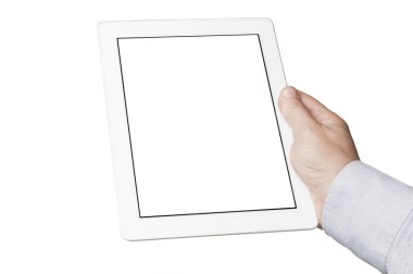 Mavi gömlekli bir işadamı beyaz arka planda bir tablet tutuyor.