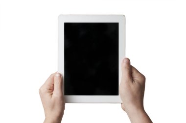 Beyaz bir adam beyaz bir tablet tutuyordu. Beyaz bir sırt çantası vardı.