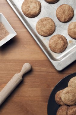 Kurabiye ya da kurabiye tepsisi ve tepside şeker. 