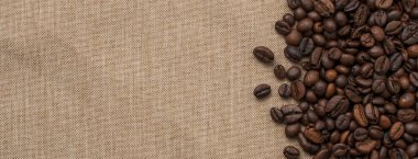 Jüt kumaş üzerinde taze kahve çekirdekleri, bir sürü kaplıca.