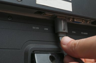 Adamın biri televizyona HDmi kablosu takmış.