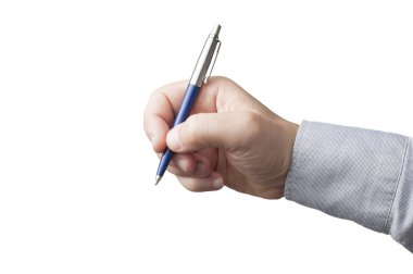 Mavi gömlekli bir iş adamı beyaz arka planda mavi bir kalem tutuyor.