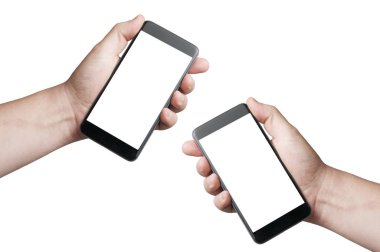 İki beyaz adam beyaz arka tarafta boş ekranlı akıllı telefon tutuyor.