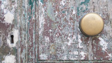 Eski bir kapının yakın plan detayları.