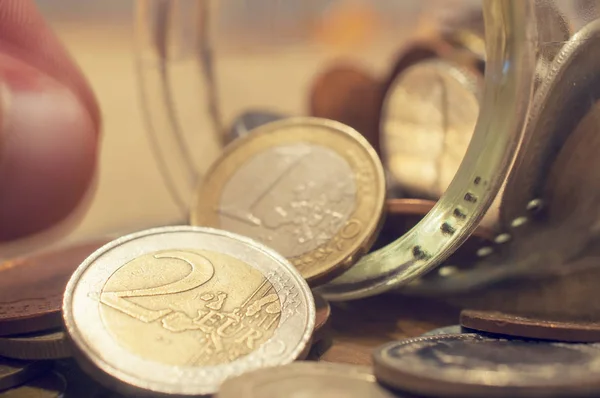 전복된 동전 단지에서 동전을 꺼내는 손 — 스톡 사진