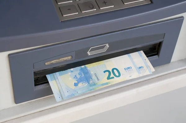 Einige Euro-Banknoten, die am Geldautomaten ausgegeben werden (Bankomat) — Stockfoto