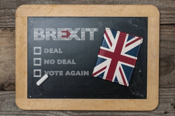 Brexit concept : un tableau noir avec un portefeuille Union Jack et trois — Photo
