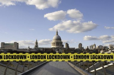 Londra kilitleme kavramı: Arkaplanda sarı ve siyah güvenlik bandıyla çevrili St. Paul katedrali olan boş bir milenyum köprüsü. 